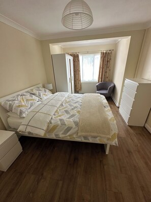 4 bedrooms, desk, iron/ironing board, travel cot