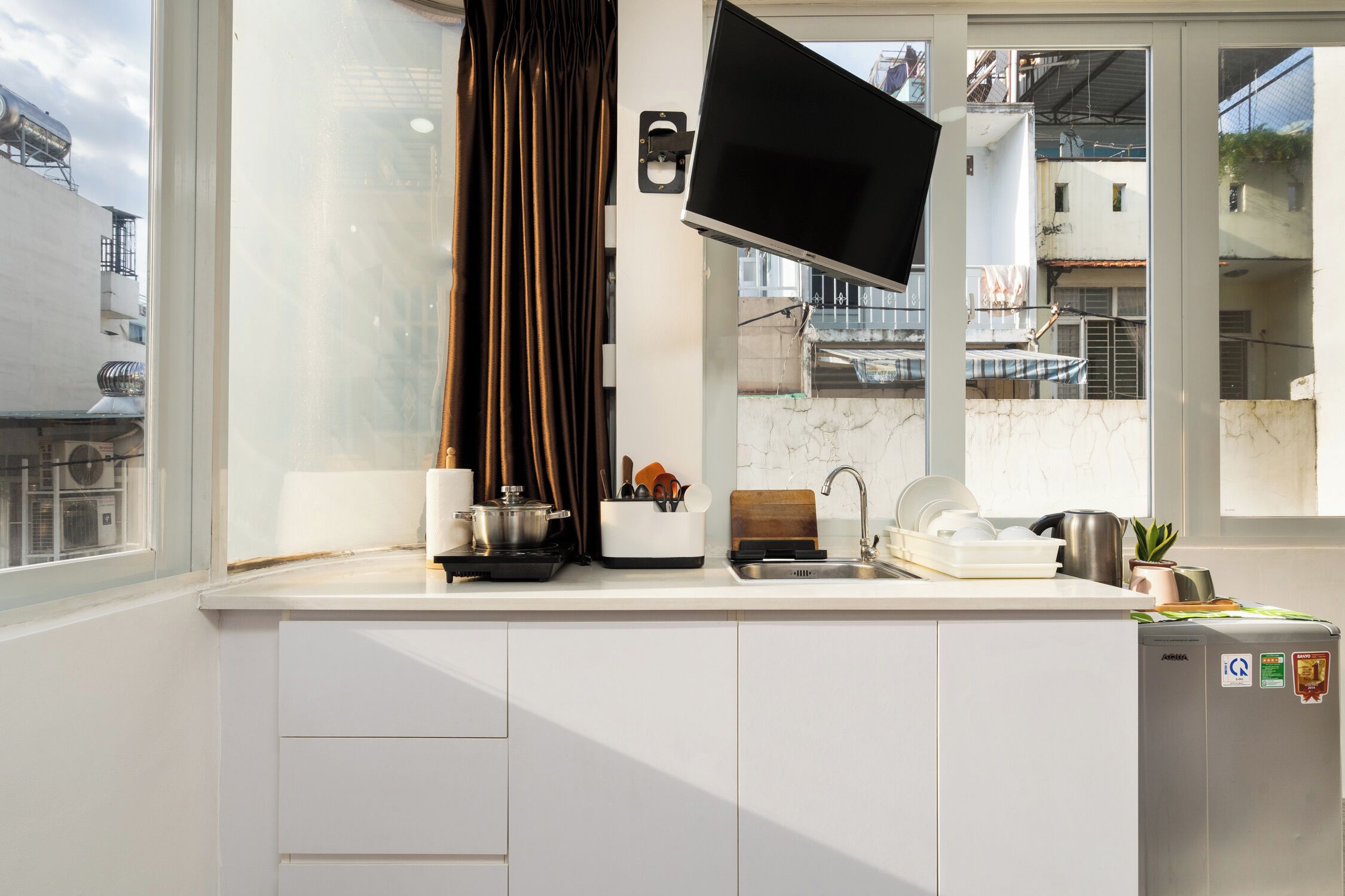 Mini réfrigérateur, plaque de cuisson, bouilloire électrique