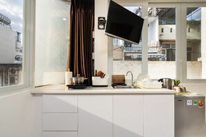 迷你冰箱、炉灶、电热水壶、电饭煲