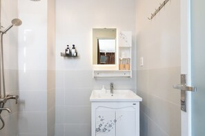 Deluxe Studio, 1 Katil Ratu (Queen), Non Smoking | Bilik Mandi | Pancuran mandi, hulu semburan mandi hujan 