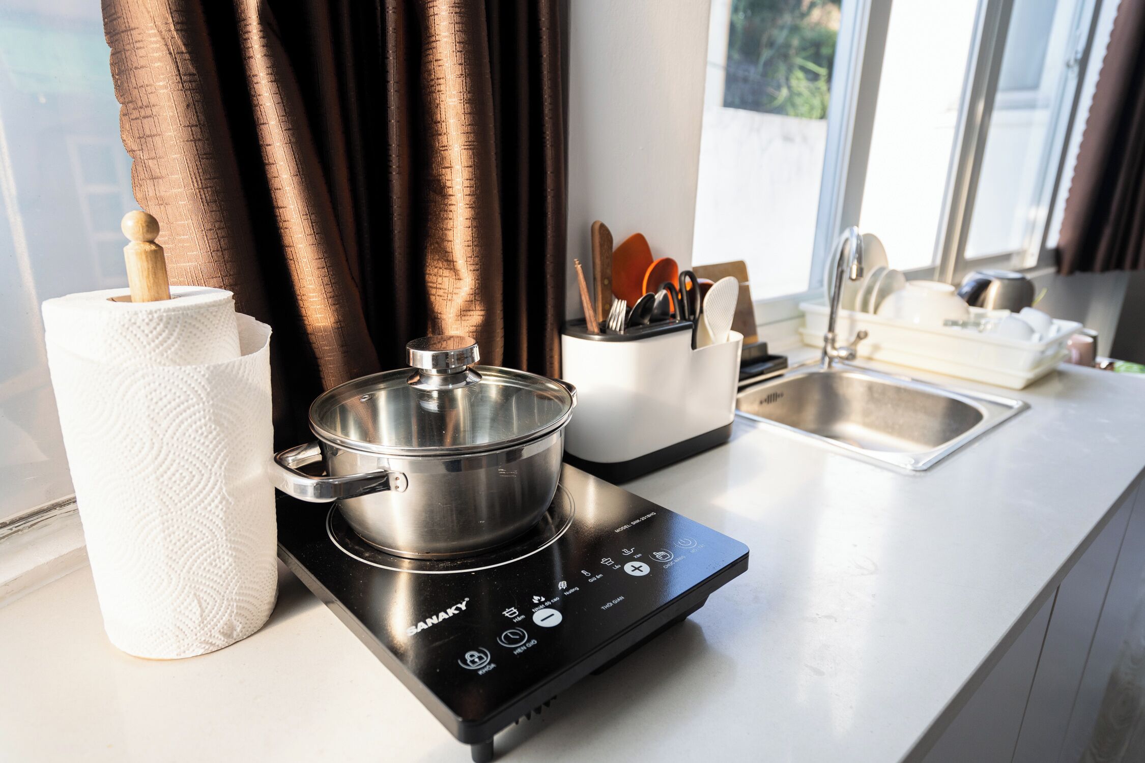 Mini réfrigérateur, plaque de cuisson, bouilloire électrique