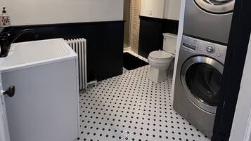 Douche, sĂšche-cheveux, serviettes fournies, savon