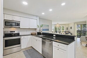 ميكروويف، غسالة أطباق، ماكينة لصنع القهوة/الشاي، محمصة خبز