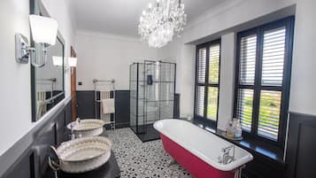 Grand Room | Bathroom | Hair dryer, bathrobes, towels, soap
