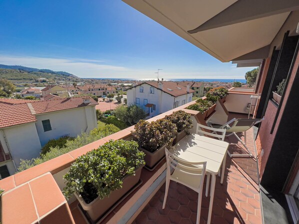 Property grounds - New, panoramic apartment in Diano Castello (Diano Castello)
