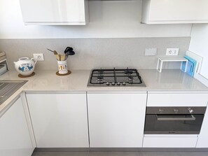 Frigorifero, microonde, forno, piano cottura