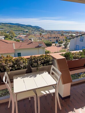 Outdoor dining - New, panoramic apartment in Diano Castello (Diano Castello)