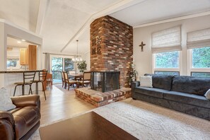 Televisión y chimenea 