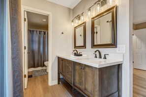 Combined shower/bathtub, hair dryer, towels