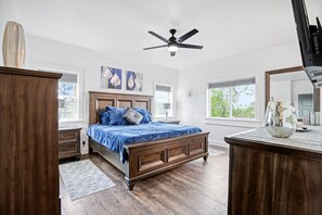 5 bedrooms, iron/ironing board, free WiFi, bed sheets - Amazing Sunset Lake Views, Huge Deck & Hot Tub! (Sunrise Beach)