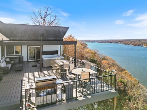 Amazing Sunset Lake Views, Huge Deck & Hot Tub!