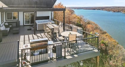 Amazing Sunset Lake Views, Huge Deck & Hot Tub!