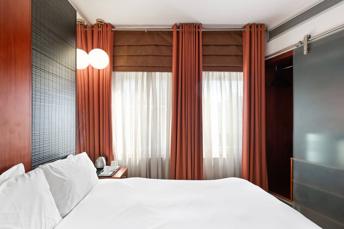 Economy Double Room | Peti besi dalam bilik, meja, ruang kerja komputer riba, Wi-fi percuma