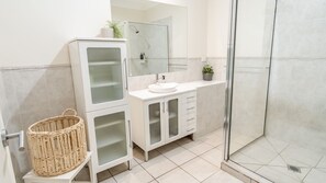 Shower, jetted tub, hair dryer, towels - MONTEREY - relaxed living for couples in Bright (Bright)