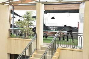 Property grounds - 15 minutes to the airport cozy luxurious one bedroom (Nairobi)