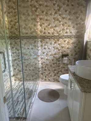 Shower, hair dryer, towels, soap - Need a break, home from home for respite and relaxation for those over 46 (Tower Isle)