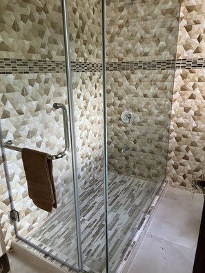 Shower, hair dryer, towels, soap - Need a break, home from home for respite and relaxation for those over 46 (Tower Isle)