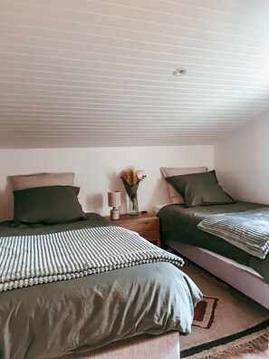 4 soverom, strykejern/-brett og reiseseng for barn