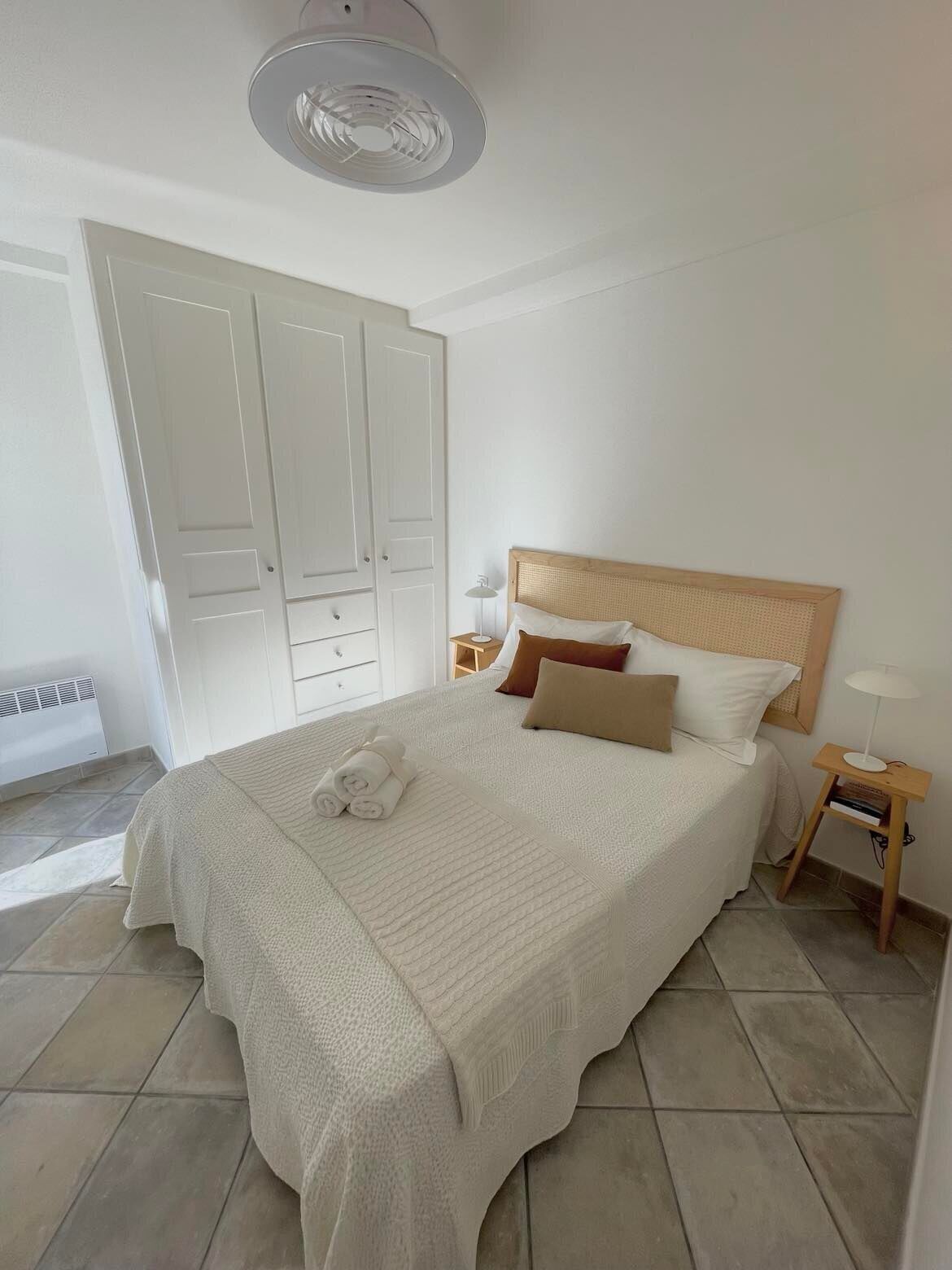2 bedrooms, iron/ironing board, internet, bed sheets