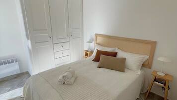 2 bedrooms, iron/ironing board, internet, bed sheets