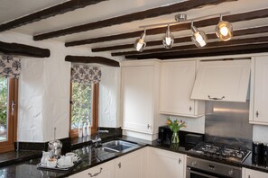 Fridge, microwave, oven, dishwasher - A cottage that sleeps 4 guests  in 2 bedrooms (Castle Carrock)