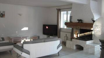 Smart-TV, Kamin, Tischfußball, Tischtennisplatte