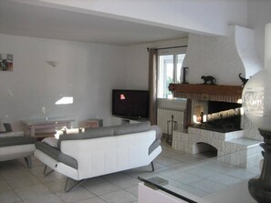 Smart-TV, Kamin, Tischfußball, Tischtennisplatte