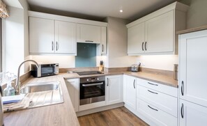 Kjøleskap, mikrobølgeovn, ovn og oppvaskmaskin