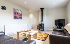 Een televisie, een open haard en tafelvoetbal