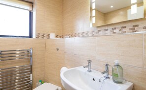 Combined shower/bathtub, towels