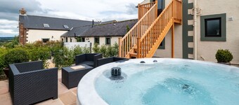 A cottage that sleeps 4 guests in 2 bedrooms