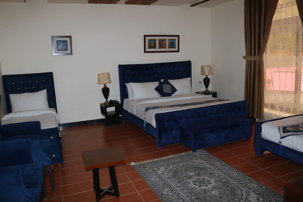 Habitación familiar | Tabla de planchar con plancha, wifi gratis, ropa de cama