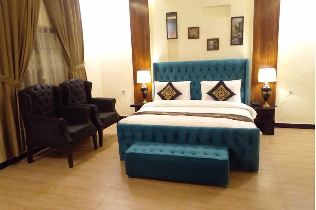 Habitación Deluxe doble | Tabla de planchar con plancha, wifi gratis, ropa de cama