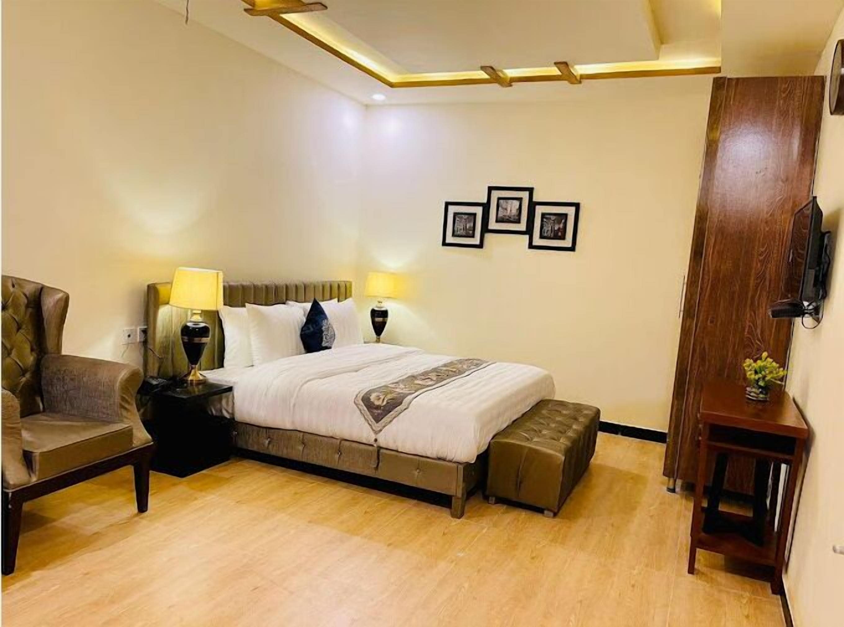 Deluxe Double Room | Iron/ironing board, free WiFi, bed sheets