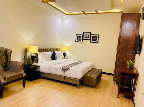 Habitación Deluxe doble | Tabla de planchar con plancha, wifi gratis, ropa de cama