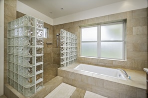 Bathtub, towels - Hula House - Beachfront North Shore - JUST ANNOUNCED RENT SPRING REDUCTIONS (Wailua)