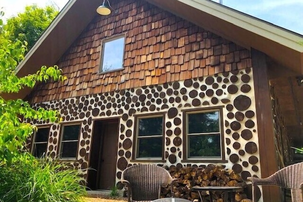 Front Entrance - Sitting Area and Front Entrance to Cabin