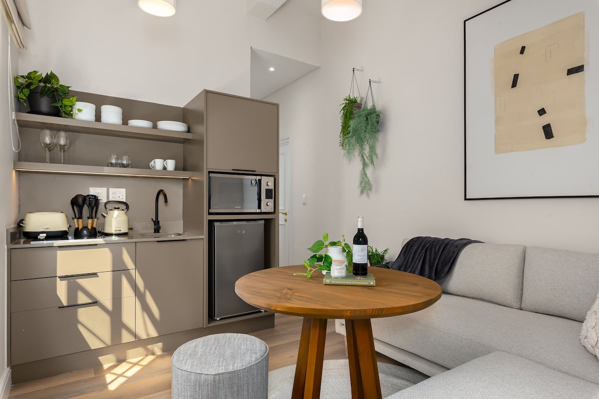 Appartement Standard | Cuisine privée | Réfrigérateur grande capacité avec congélateur, four à micro-ondes