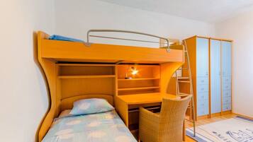 3 bedrooms, iron/ironing board, bed sheets