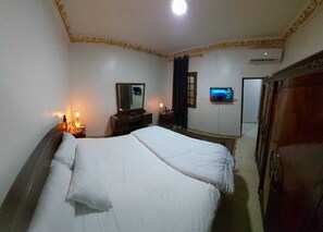 Item bar mini percuma, peti besi dalam bilik, ruang kerja komputer riba 