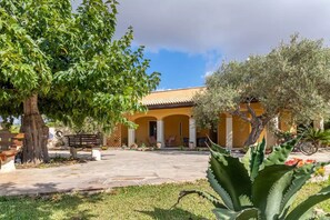 Exterior - Fabulous detached villa 5 minutes walk from the free beach (Santa Maria del Focallo)