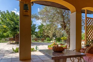 Outdoor dining - Fabulous detached villa 5 minutes walk from the free beach (Santa Maria del Focallo)