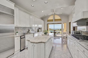 Fridge, microwave, oven, stovetop - Stunning Santa Barbara Estate (Santa Barbara)
