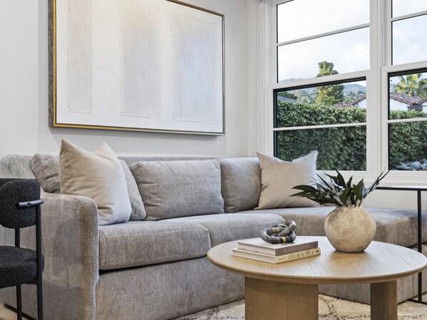 Smart TV - Casa Jardin Unit 4-Boutique Suite in Downtown Santa Barbara (Santa Barbara)