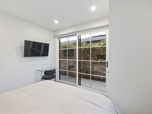 1 bedroom, desk, iron/ironing board, travel crib - Casa Jardin Unit 4-Boutique Suite in Downtown Santa Barbara (Santa Barbara)