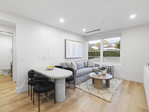 Smart TV - Casa Jardin Unit 4-Boutique Suite in Downtown Santa Barbara (Santa Barbara)