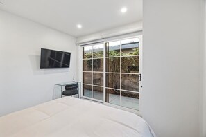 1 slaapkamer, een bureau, een strijkplank/strijkijzer, reisbedje