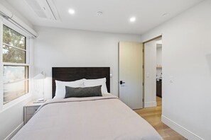 1 slaapkamer, een bureau, een strijkplank/strijkijzer, reisbedje