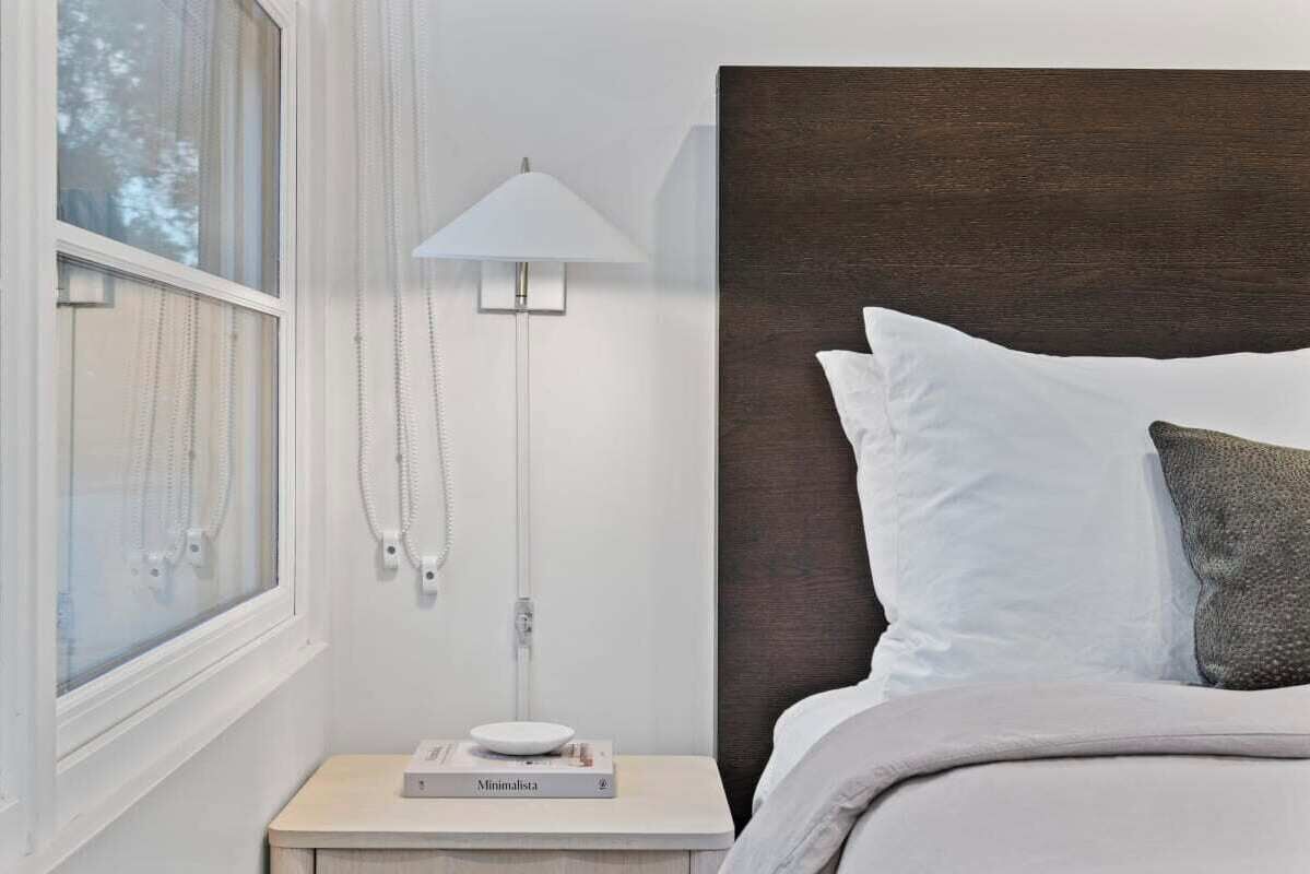 1 chambre, bureau, fer et planche à repasser, lit parapluie