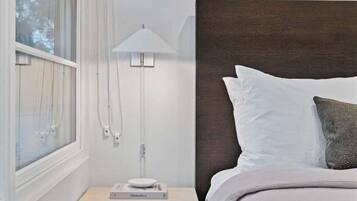 1 chambre, bureau, fer et planche à repasser, lit parapluie